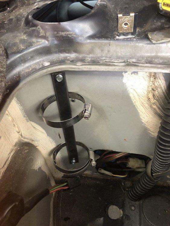 Porsche 911 3-2 AC installation 7.jpg