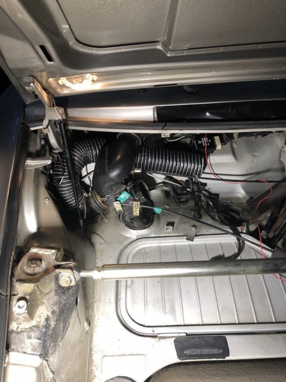 Porsche 911 SC air conditioning installation 18.jpg